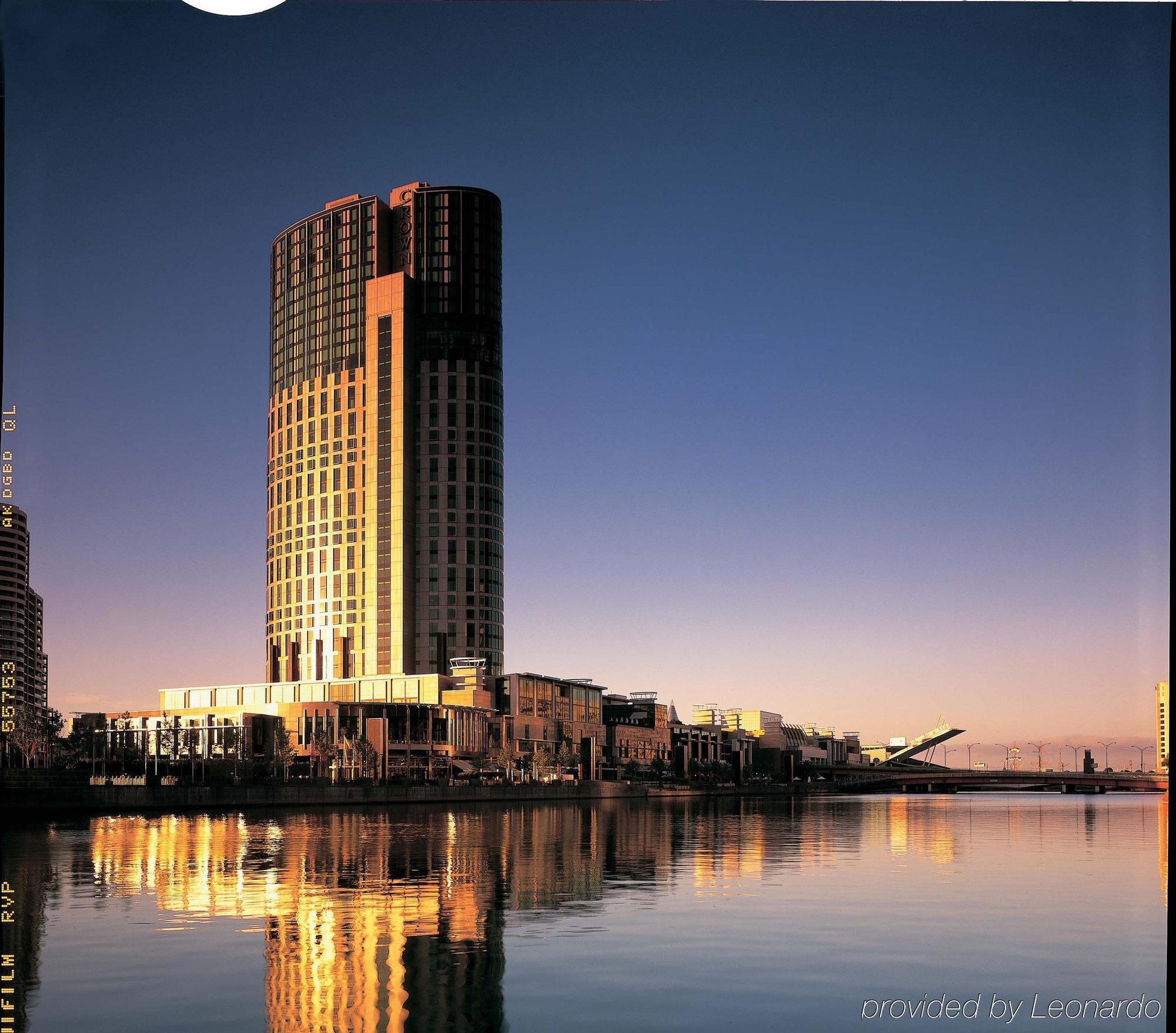 Crown Towers Melbourne Hotel Ngoại thất bức ảnh The Crown Towers at dusk